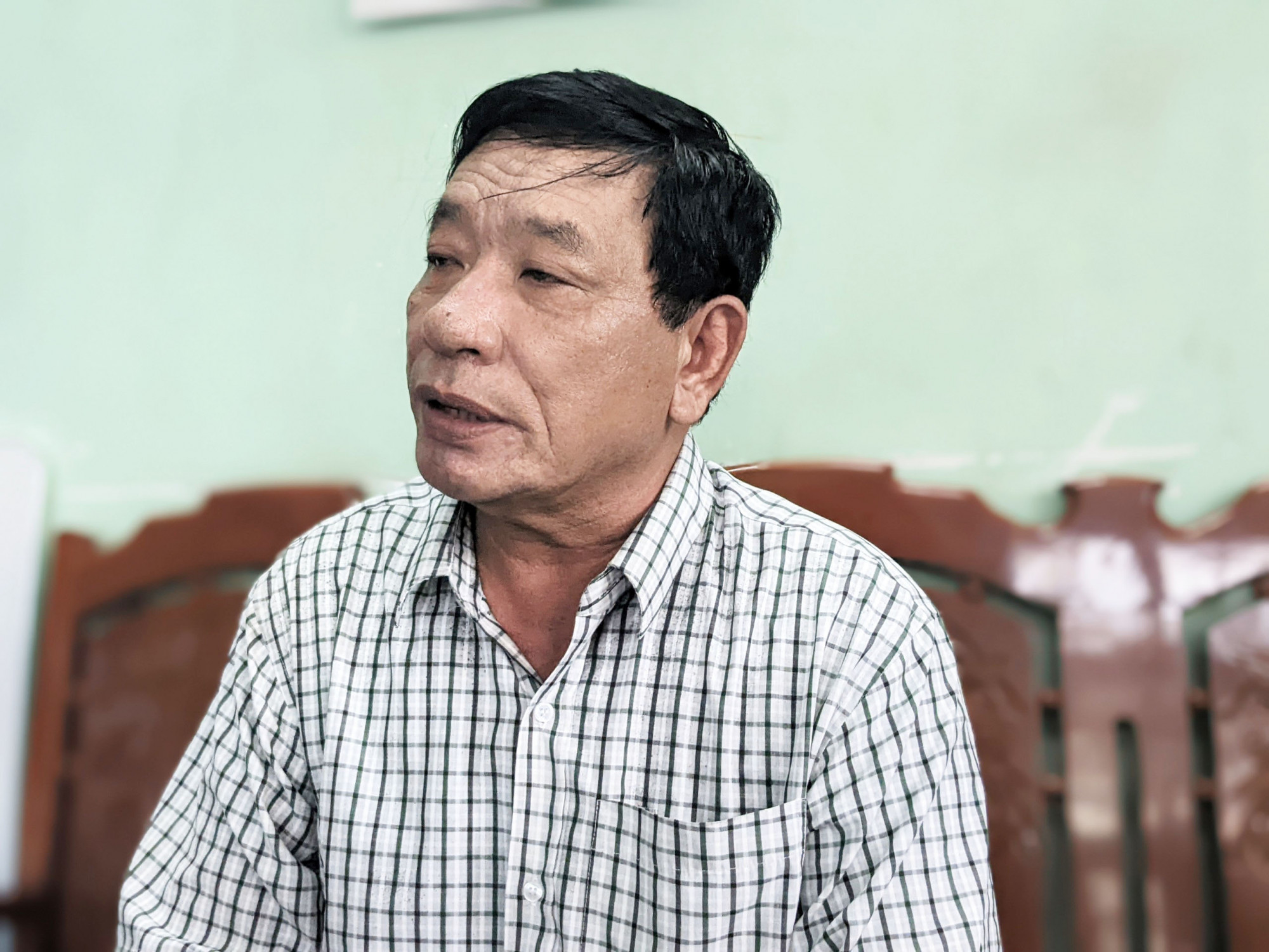 Ngư dân Phạm Tri Thức không khỏi chua xót trước nguy cơ bị mất nhà