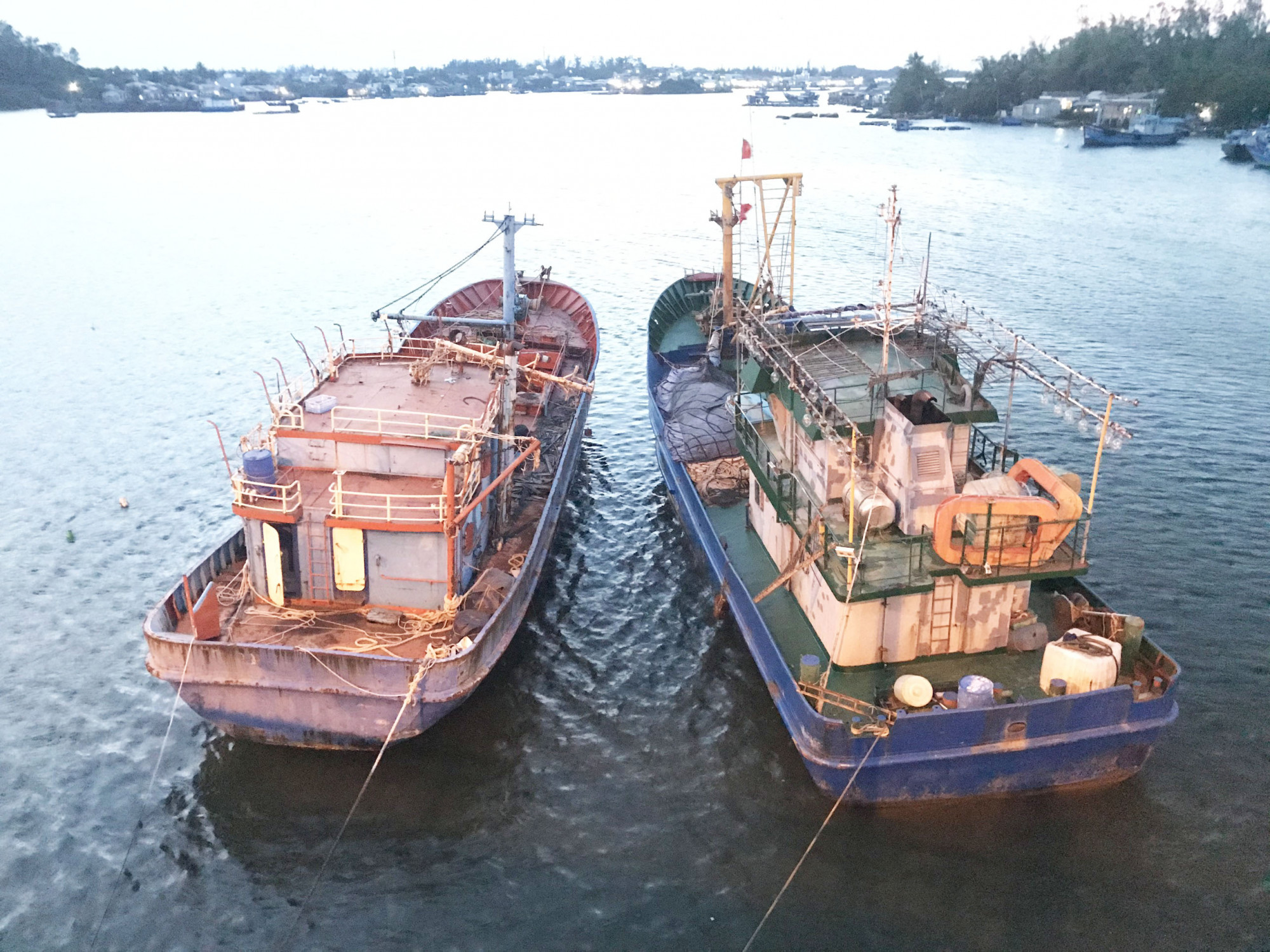 một chiếc tàu của ngư dân Võ Văn Tình (ở xã Bình Chánh, huyện Bình Sơn) vay vốn 14 tỷ đồng neo bờ vì thua lỗ