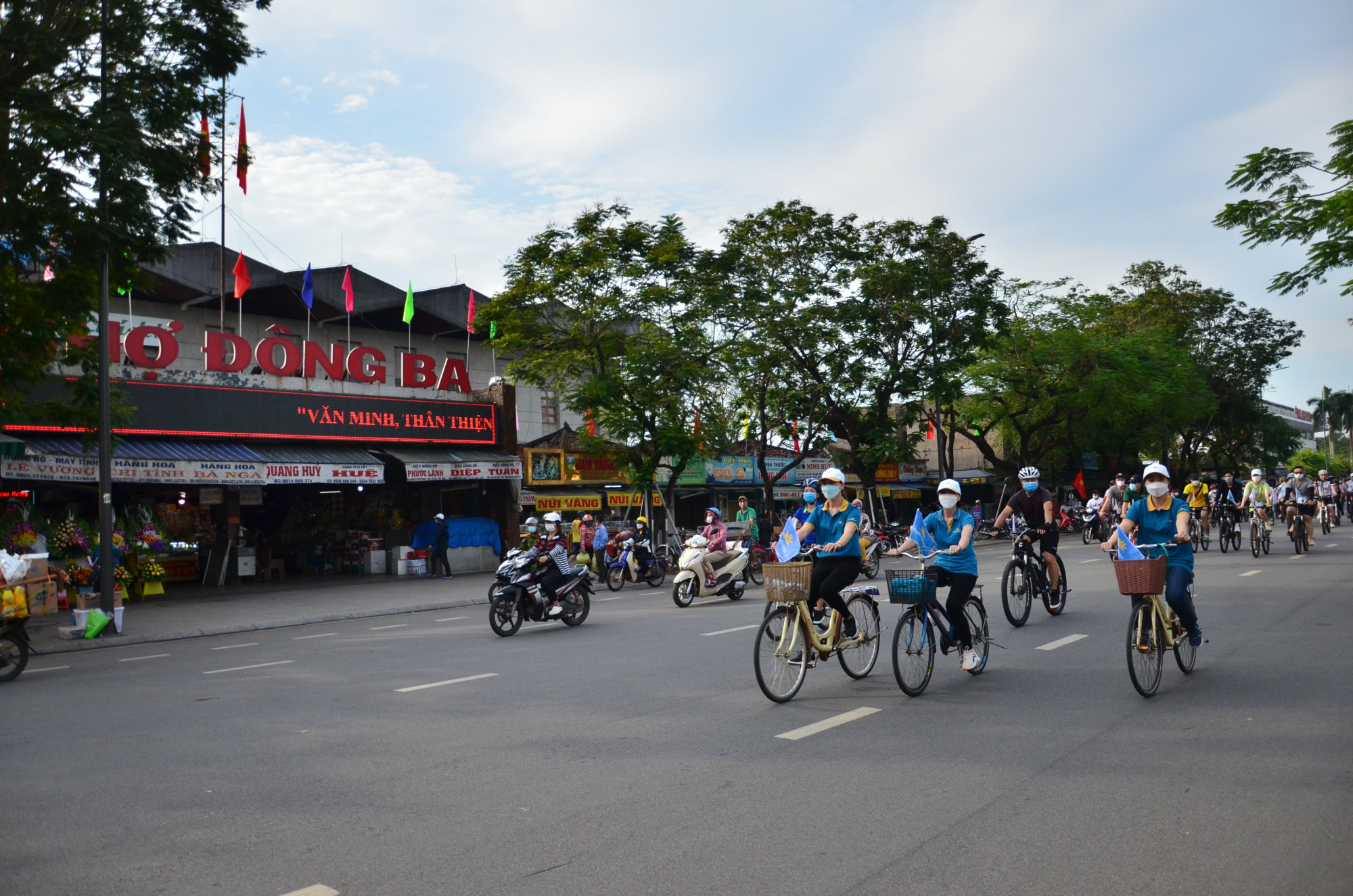 Đoàn đạp xe qua chợ Đông Ba