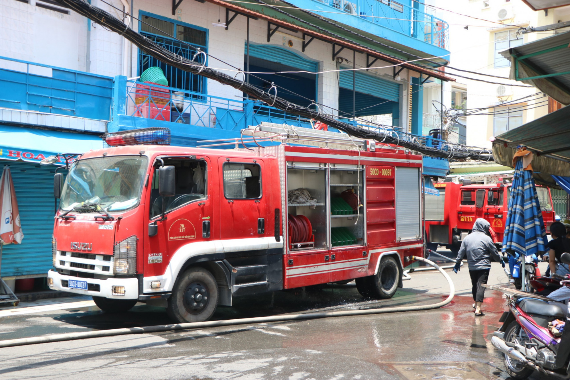 Xe cứu hỏa có mặt khống chế đám cháy.