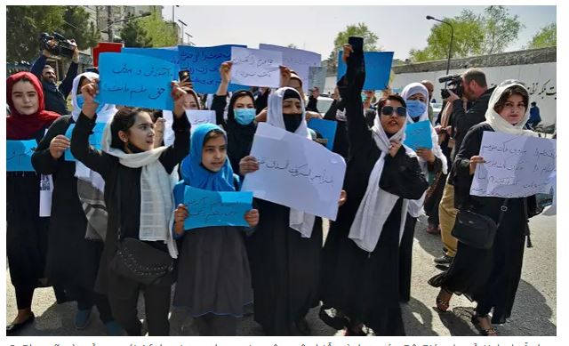 Phụ nữ và trẻ em gái Afghanistan tham gia một cuộc biểu tình trước Bộ Giáo dục ở Kabul.