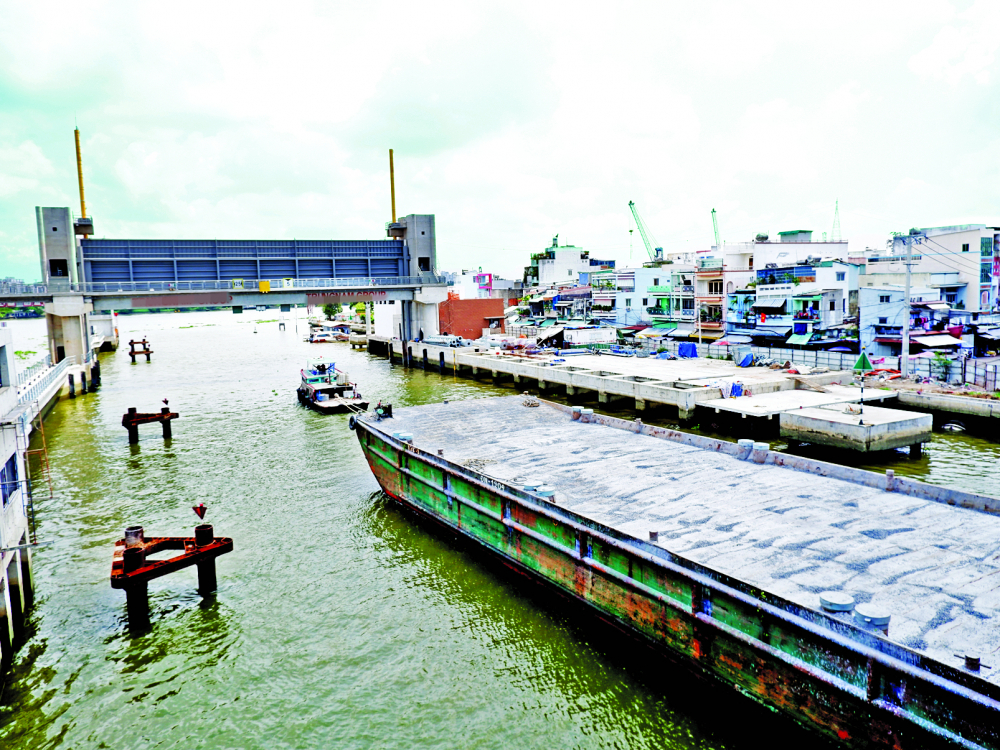 Lượng tàu, thuyền lưu thông trên kênh Tẻ bị hạn chế do cống Tân Thuận thu hẹp đáng kể mặt kênh - ẢNH: P.T.