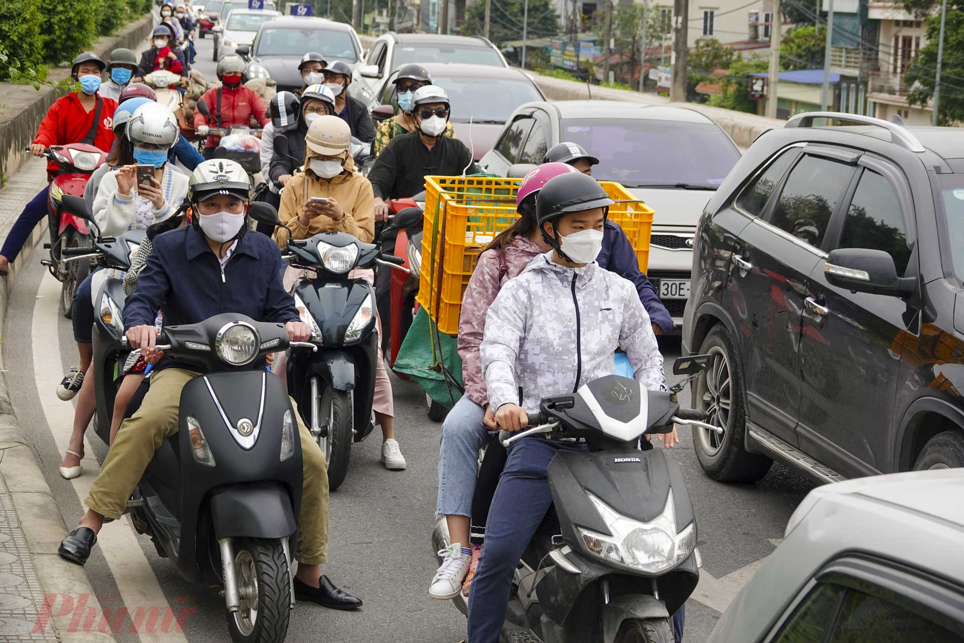 hàng trăm ô tô và xe máy kéo về vườn Nhãn. Dòng phương tiện kẹt cứng, xe máy không thể di chuyển.