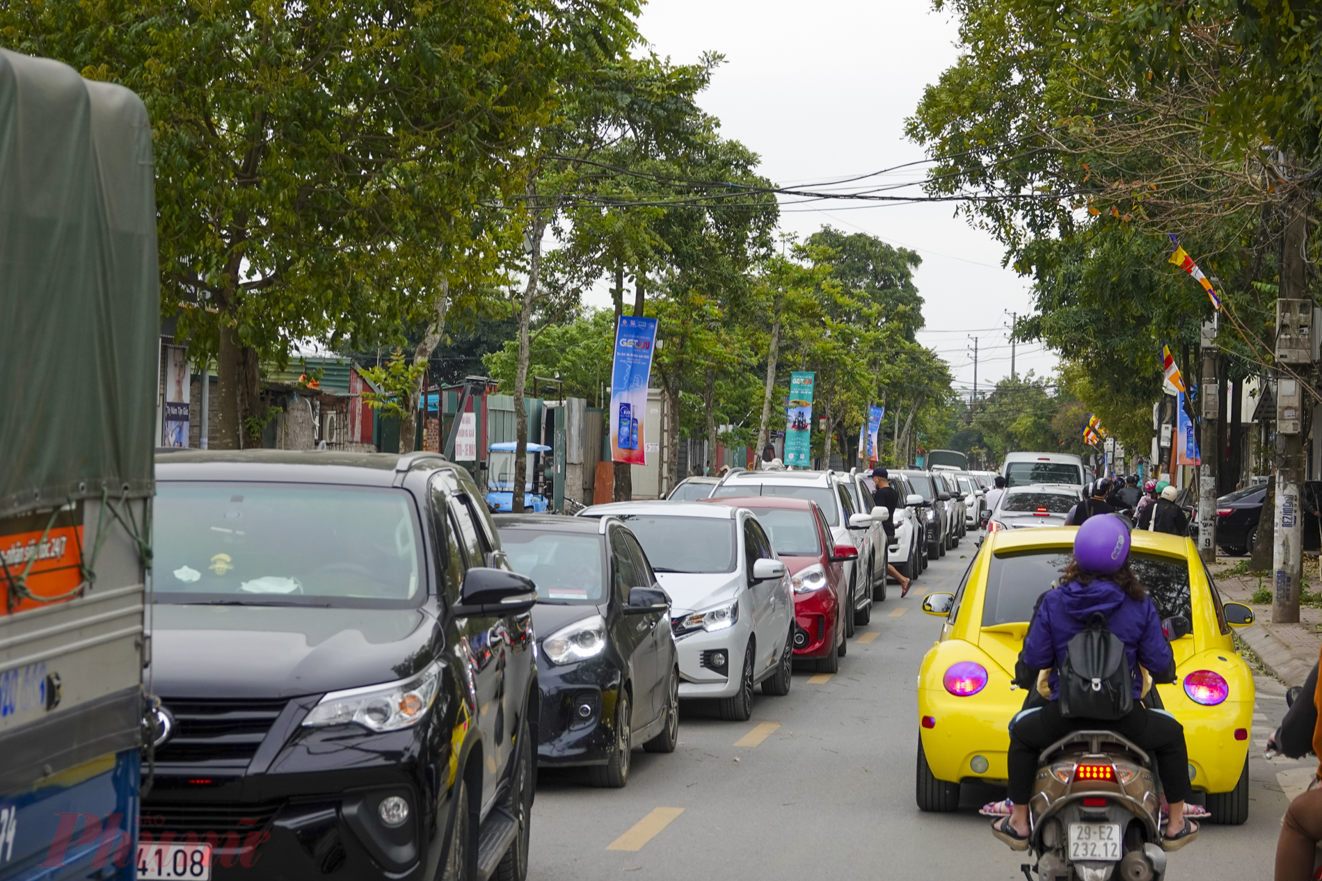 Theo ghi nhận của Phóng viên sáng 27/3, rất nhiều người dân di chuyển đến khu vực vườn nhãn Long Biên ven sông Hồng (quận Long Biên, Hà Nội) để tham gia Lễ hội khinh khí cầu đầu tiên tại Hà Nội. 