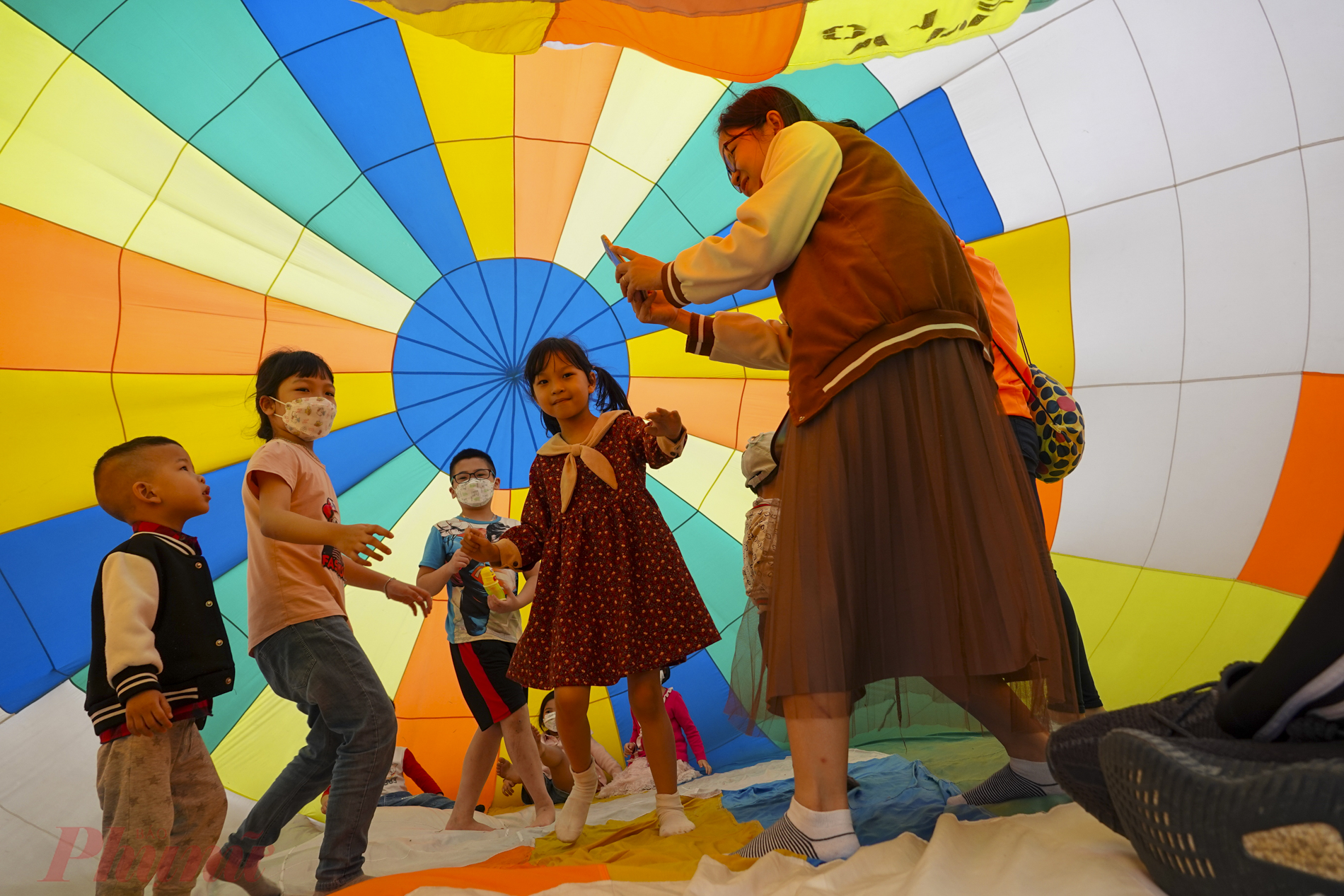 Nhuwngc hiếc khinh khí cầu được quạt phồng cho trẻ em vào vui chơi.