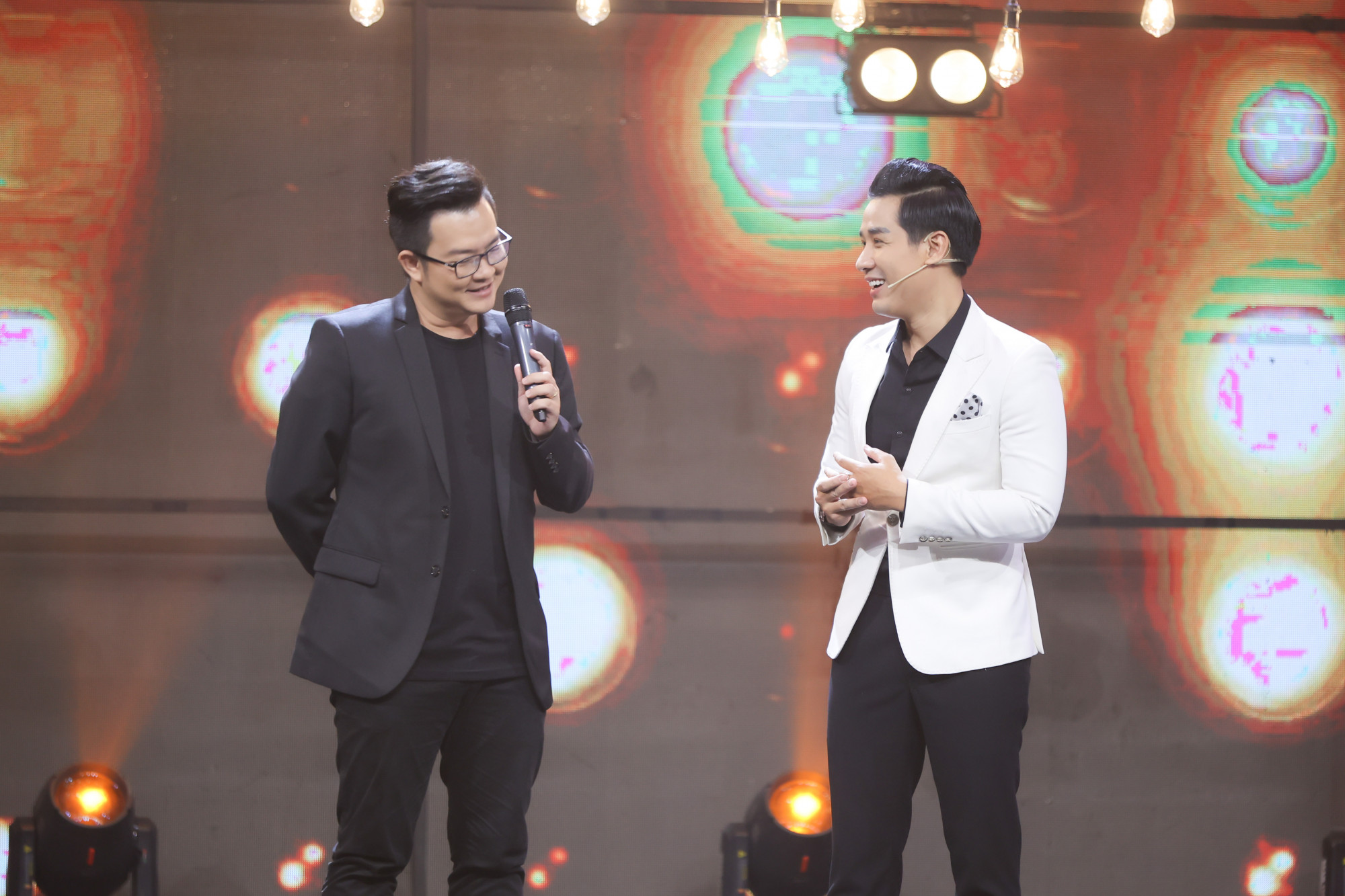 Nhạc sĩ Nguyễn Minh Cường tâm sự với MC Nguyên Khang trong chương trình Vẫn hát lời tình yêu