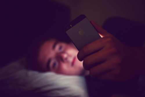 Nhiều người ăn điện thoại, ngủ cũng kè kè chiếc điện thoại đến 1, 2h sáng