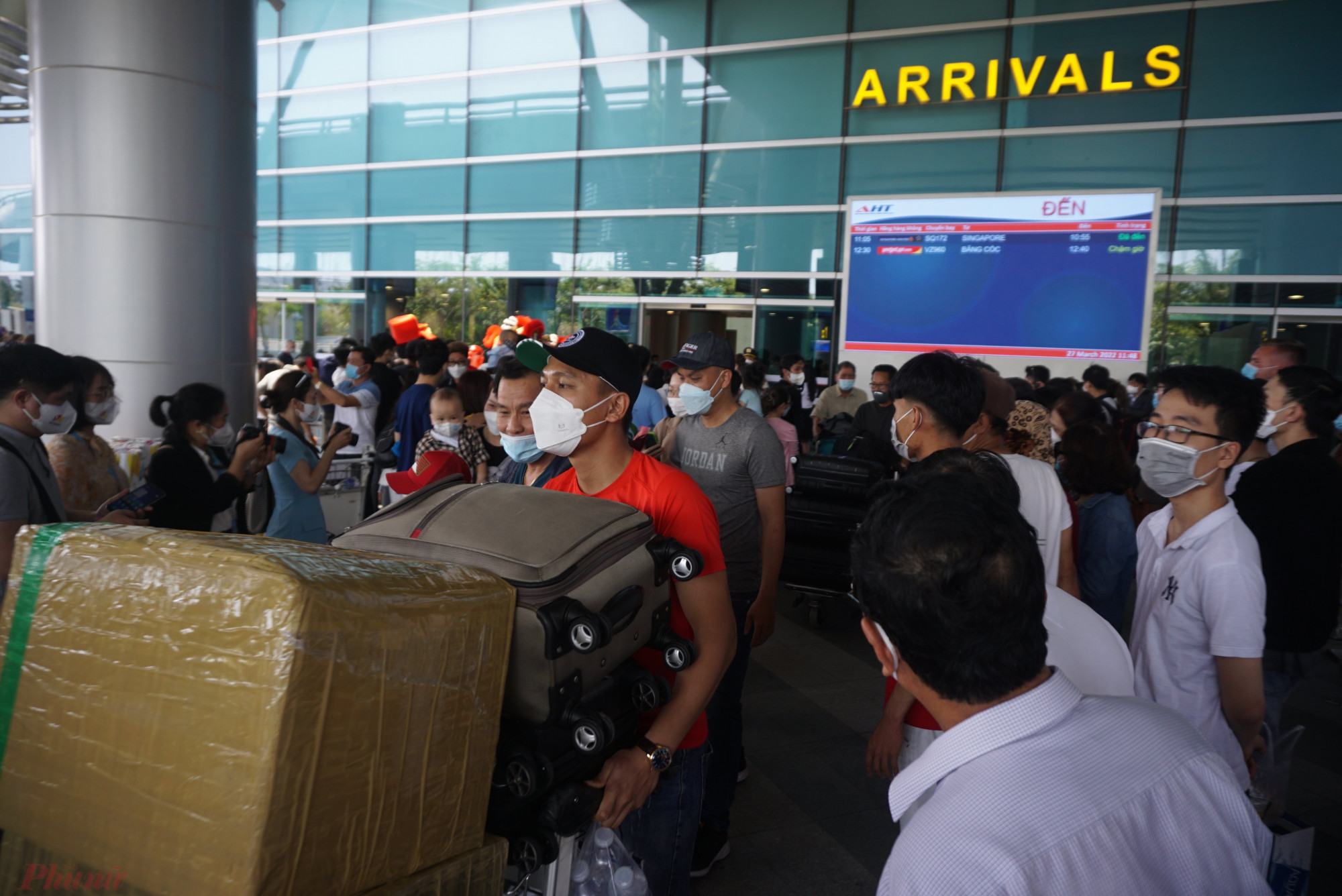 Ghi nhận vào khoảng 11 giờ, chuyến bay SQ172 với gần 160 hành khách từ Singapore đã hạ cánh Đà Nẵng. Nhiều hành khách vô cùng bất ngờ và xúc động với màn tiếp đón đặc biệt từ Nhà ga hành khách quốc tế Đà Nẵng. 