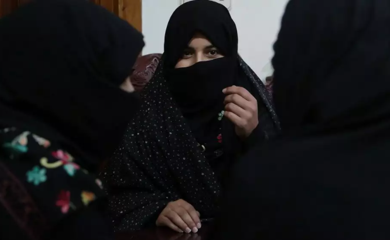 Sau khi ban hành phụ nữ ra đường phải có nam giới theo cùng nay Taliban tiếp tục thông báo phục nữ khi đi máy bay trong và ngoài nước cũng phải có nam giới theo kèm