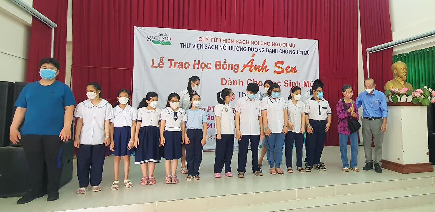 Lễ trao học bổng Ánh Sen cho học sinh khiếm thị 