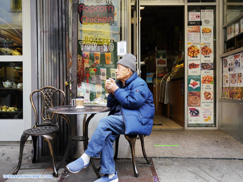 Một người cao tuổi đang ngồi uống trà tại một quán trà ở Chinatown, San Francisco - Ảnh: Wu Xiaoling / Xinhua News Agency via Getty Images