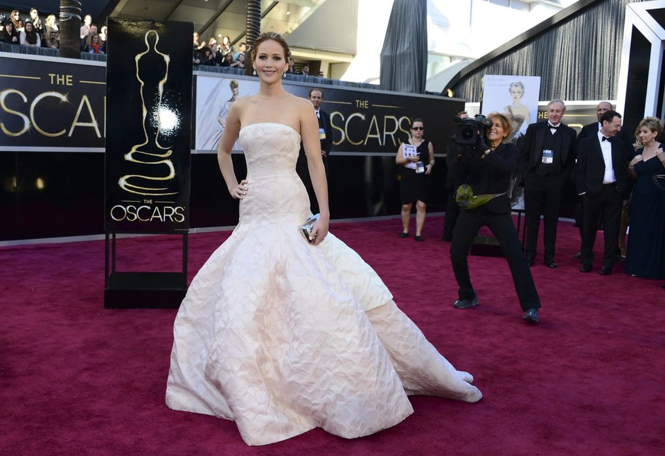 Jennifer Lawrence diện váy Dior trị giá 4 triệu USD tại Oscar 2013