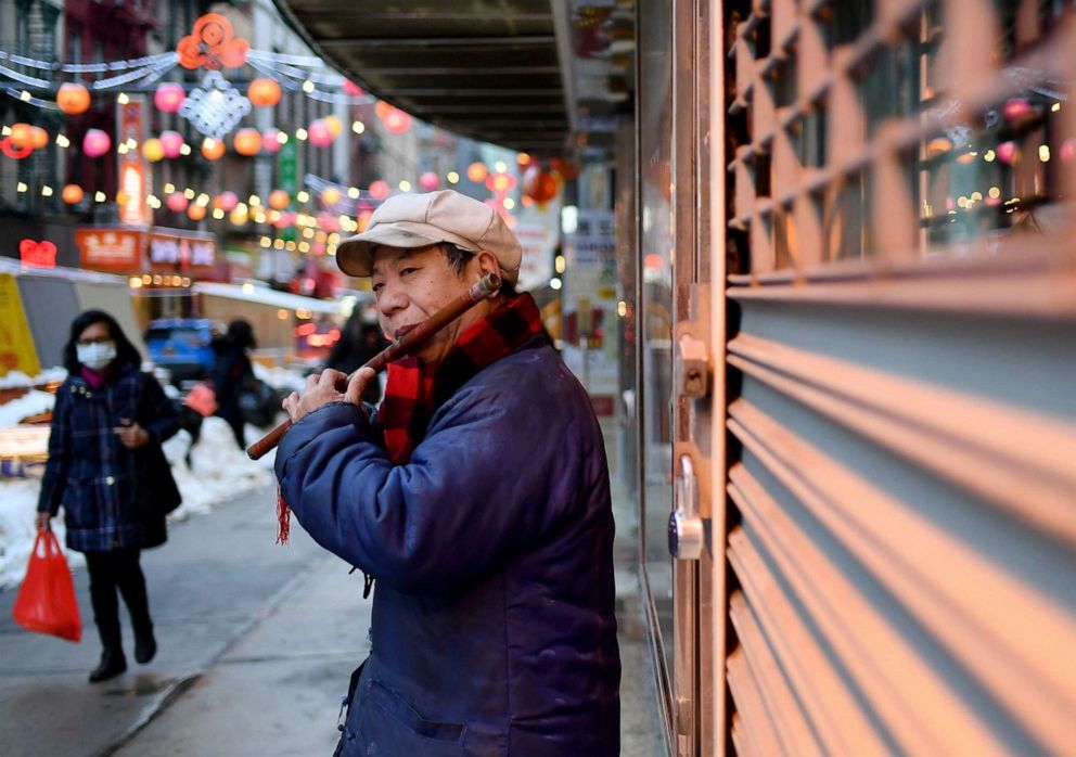 Đại dịch COVID-19 là một trong những nguyên nhân khiến người cao tuổi gốc Á gặp nhiều vấn đề về tâm lý vì bị cô lập khỏi đời sống xã hội - Ảnh: Angela Weiss/AFP via Getty Images