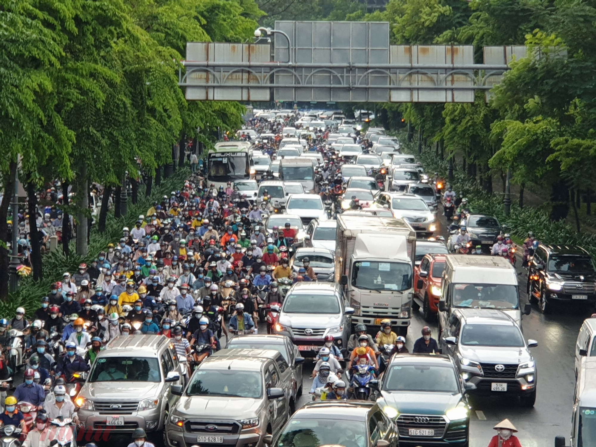 17h chiều 28/3, các tuyến đường cửa ngõ sân bay Tân Sơn Nhất đã xảy ra cảnh nghìn xe kẹt cứng, nhích từng mét trên đường để về nhà