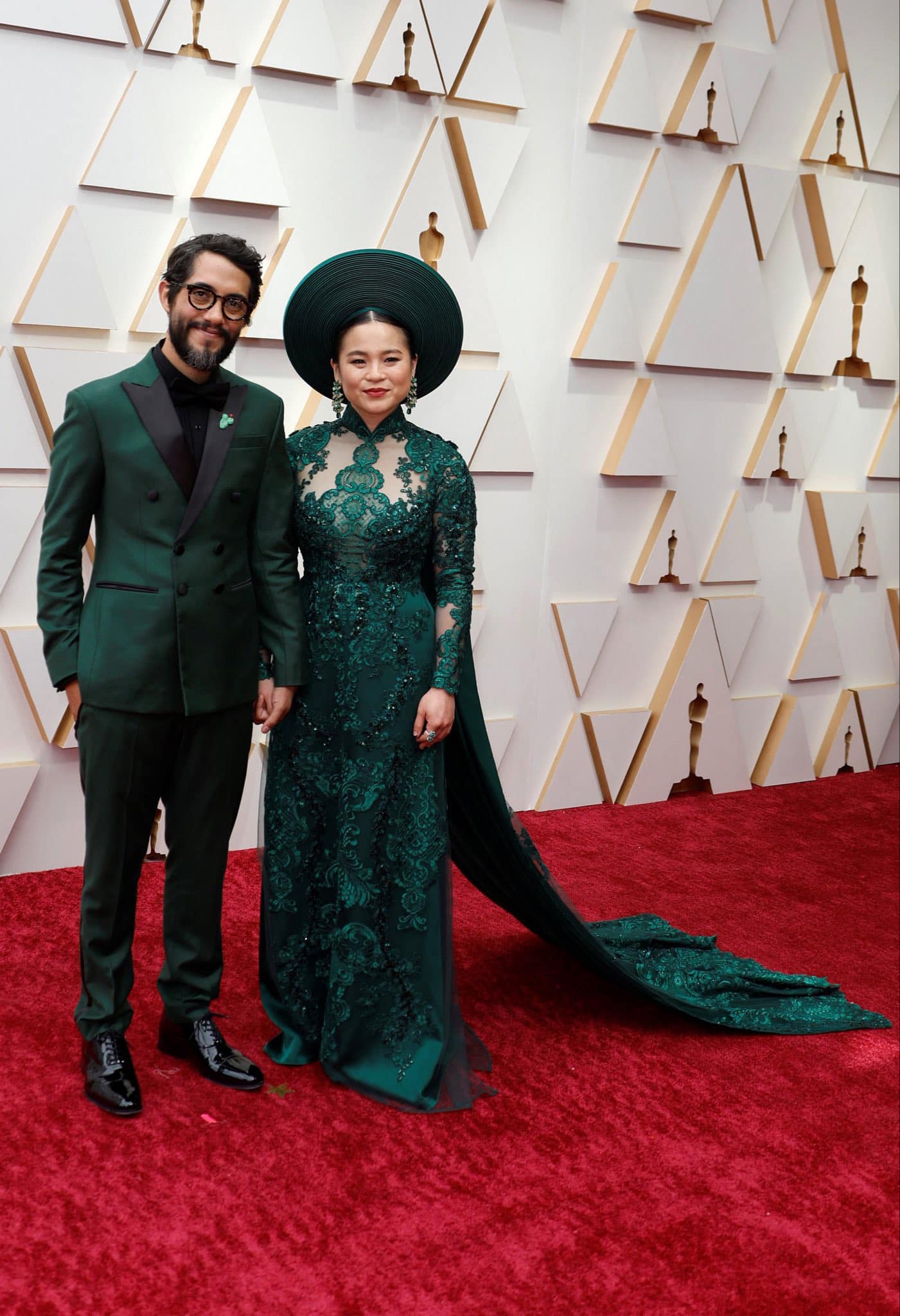 Diễn viên Kelly Marie Trần và đạo diễn Carlos Lopez Estrada trên thảm đỏ Oscar 2022