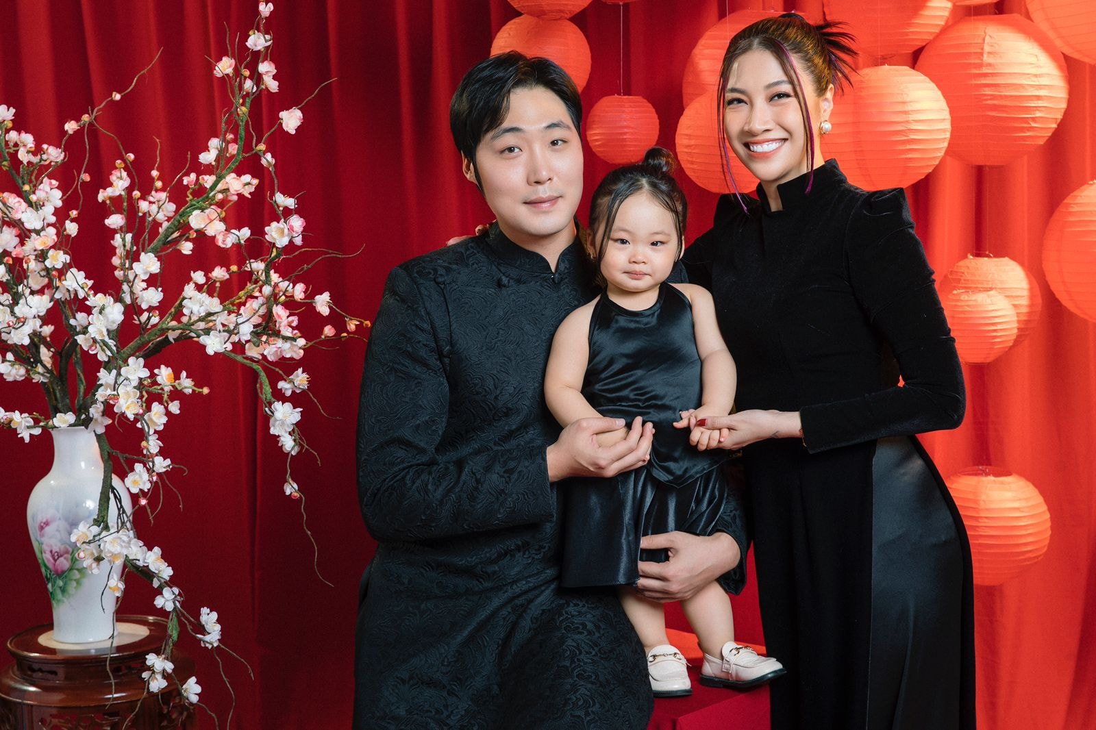 Ca sĩ Pha Lê cùng chồng và con gái chụp ảnh hồi đầu năm