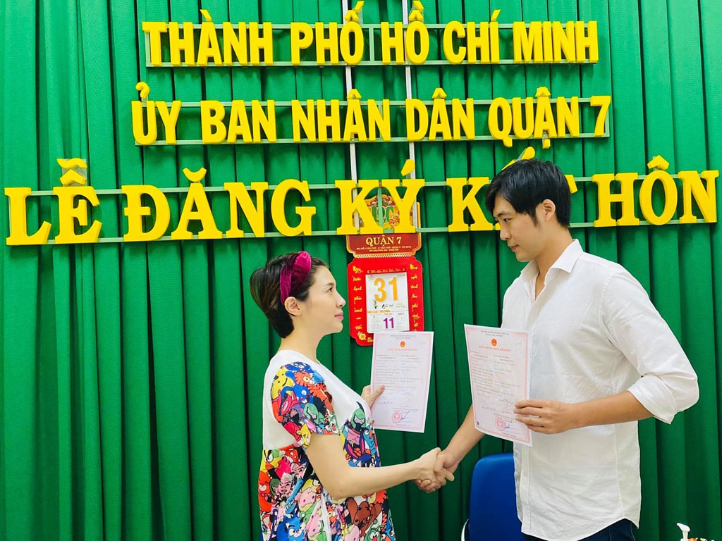 Ca sĩ Pha Lê và chồng đăng ký kết hôn vào tháng 7/2020