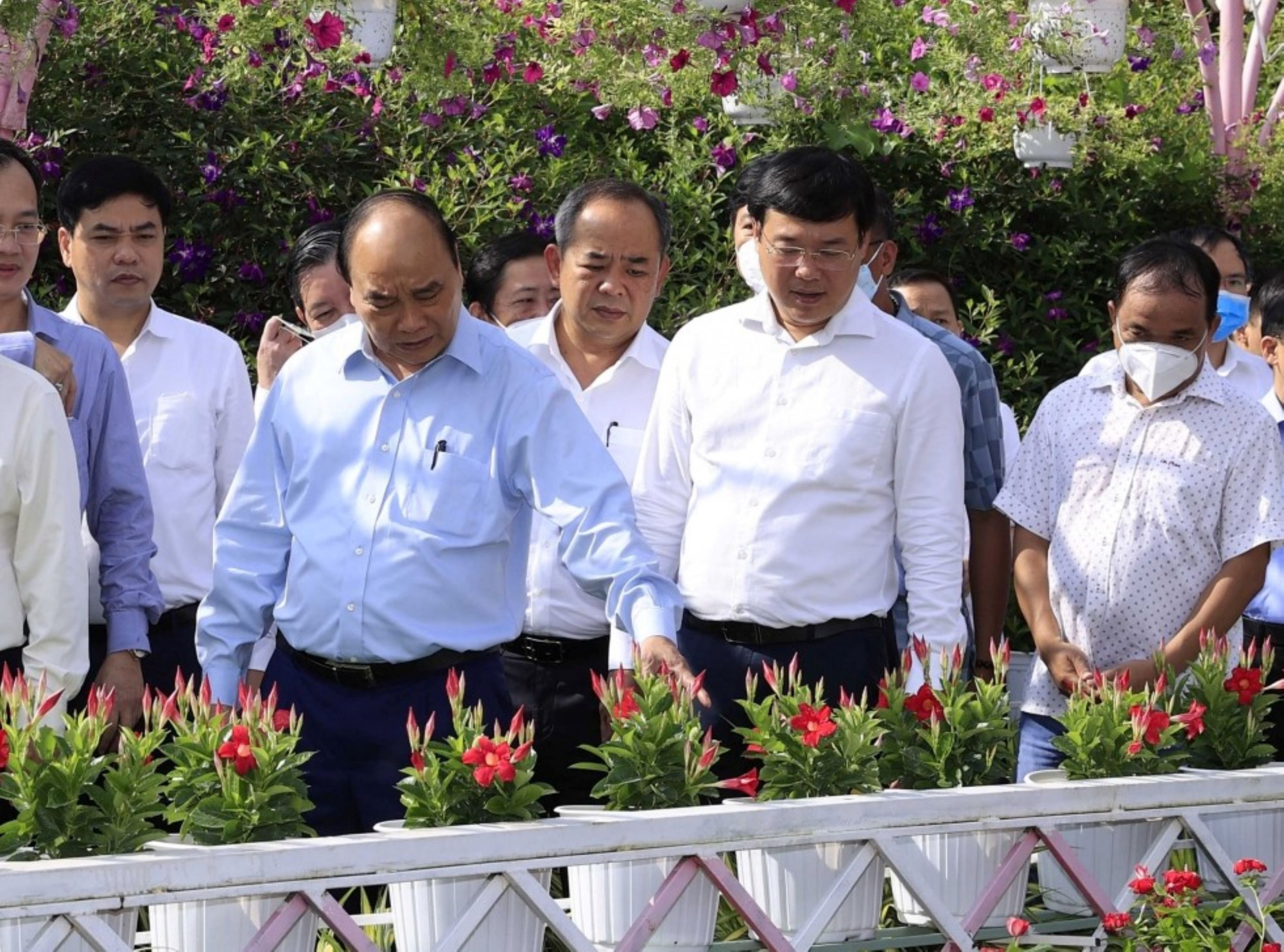 Chủ tịch nước Nguyễn Xuân Phúc tham quan làng hoa tại TP. Sa Đéc
