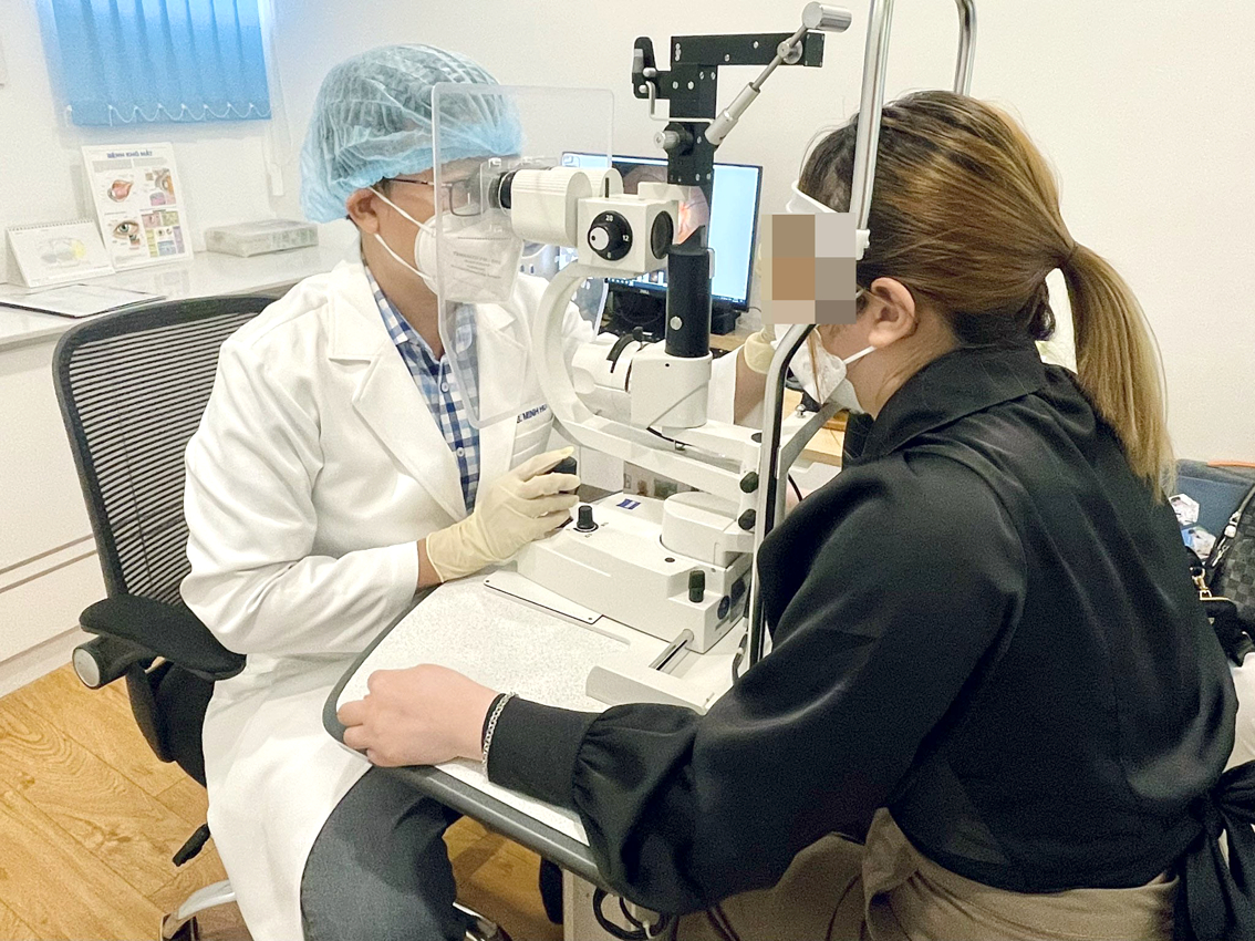 Nữ bệnh nhân nghĩ rằng mình bị nhìn mờ và cảm giác có đốm đen ở mắt do hậu COVID-19 nhưng khi đi khám phát hiện bị nhiễm ký sinh trùng từ mèo - ẢNH: M.H.