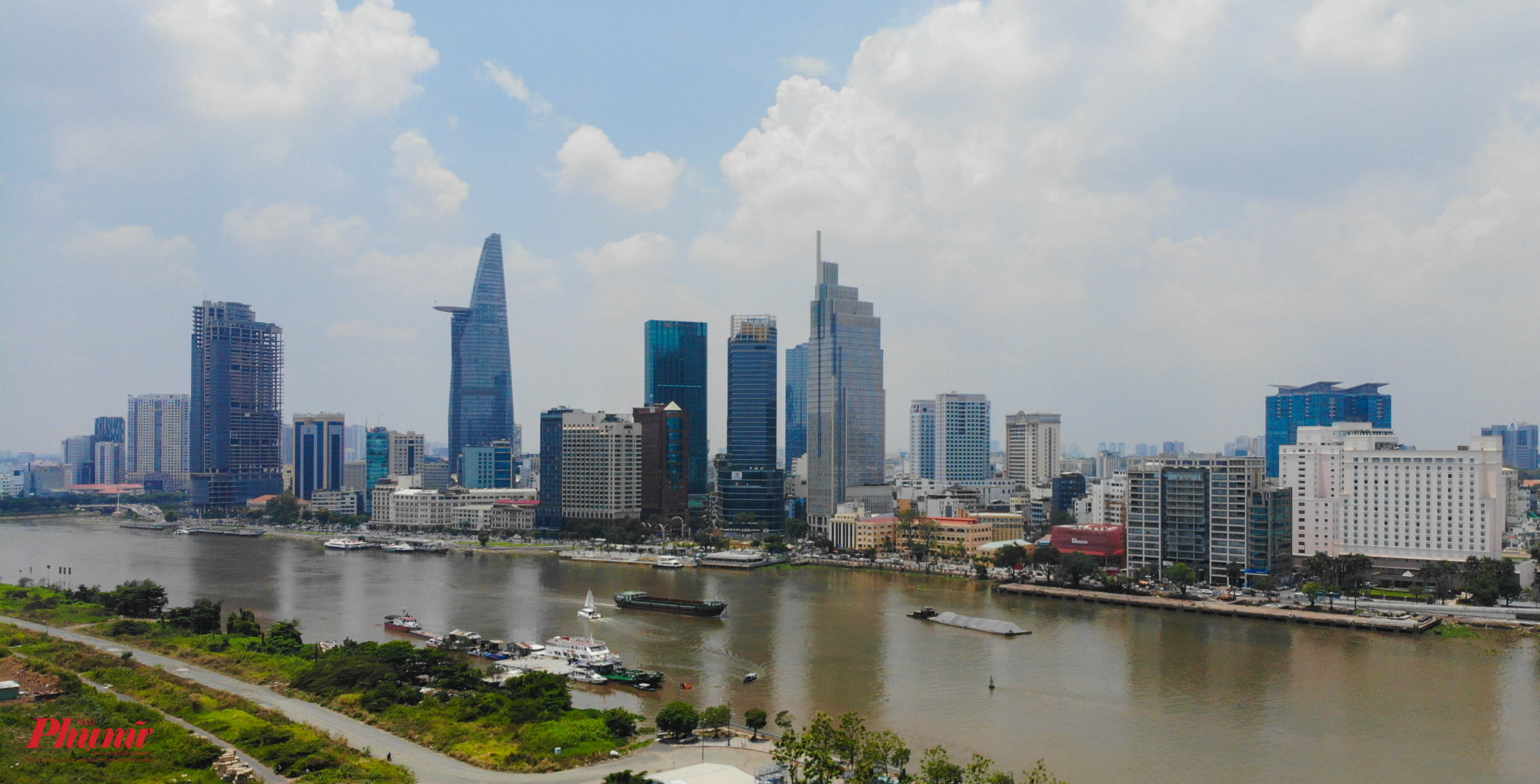 Hiện nay, người dân qua lại giữa Thủ Thiêm và trung tâm TPHCM bằng cầu Thủ Thiêm 1 và hầm Thủ Thiêm, dự kiến trong tương lai sẽ có thêm cầu Thủ Thiêm 3, 4 và cầu đi bộ vượt sông Sài Gòn.