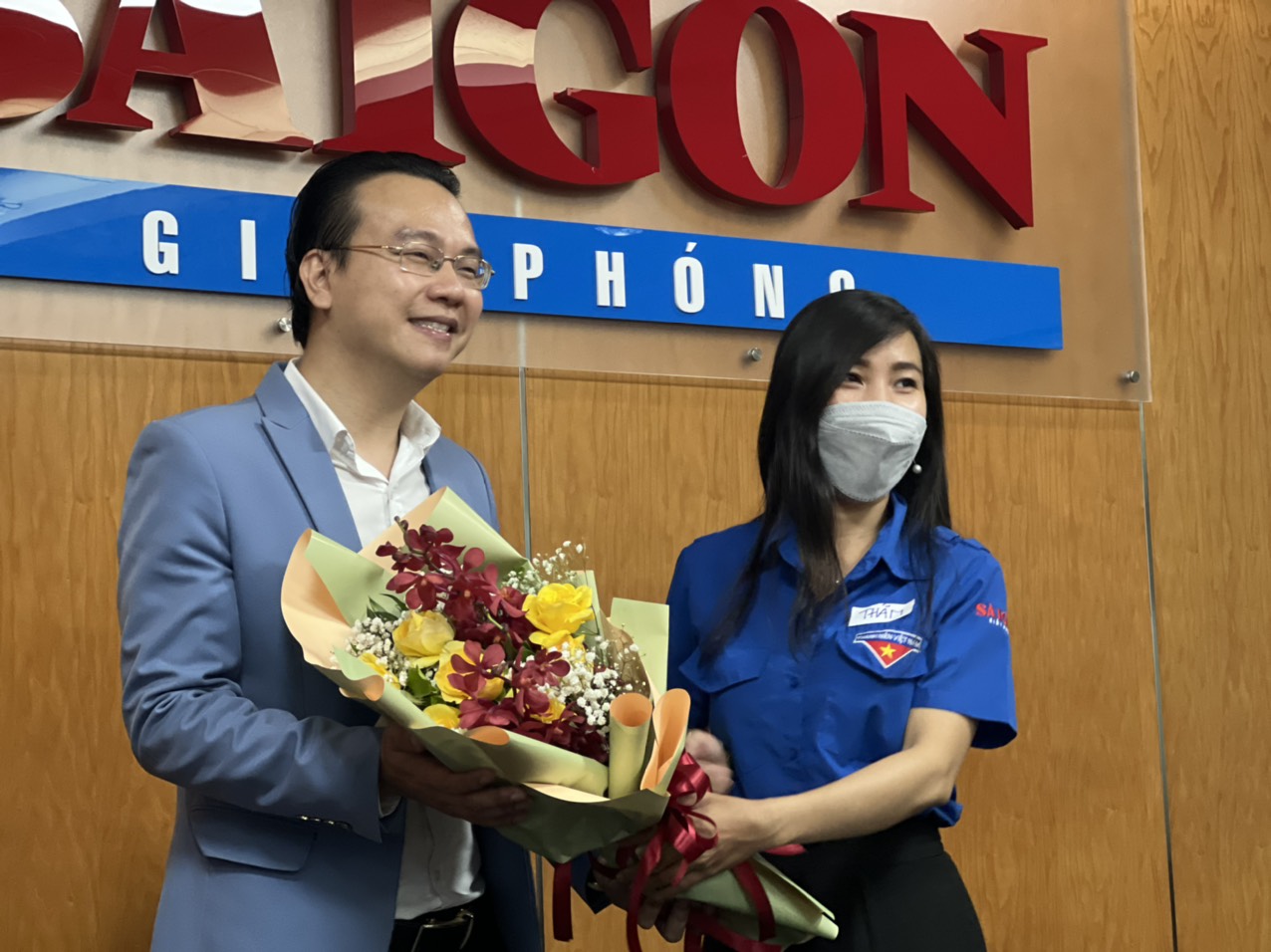 Chị Võ Thị Thắm - Bí thư Đoàn cơ sở Báo Sài Gòn Giải Phóng tặng hoa cho tiến sĩ Hoà An