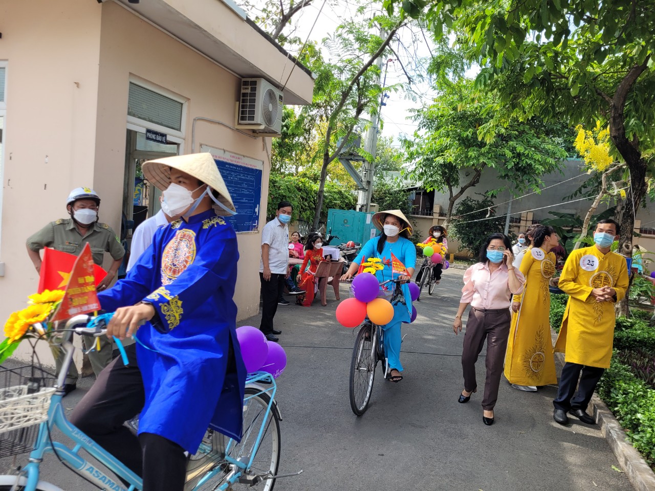 Đoàn diễu hành xe đạp trong trang phục áo dài cổ vũ hội thi