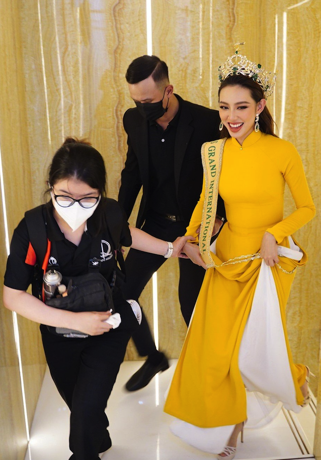 Nữ vệ sĩ đang bảo vệ hoa hậu Nguyễn Thúc Thuỳ Tiên tại một sự kiện