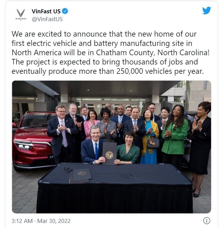 Đại diện VinFast ký kết thỏa thuận xây dựng nhà máy với Thống đốc bang Bắc Carolina Roy Cooper 