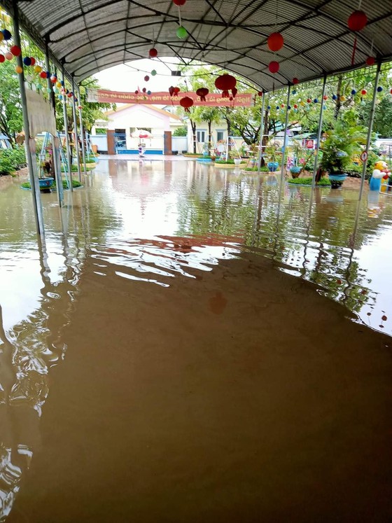 Mưa lớn cả ngày khiến một số điểm trưởng thấp trũng ở Thị xã Hương Thủy bị ngập 