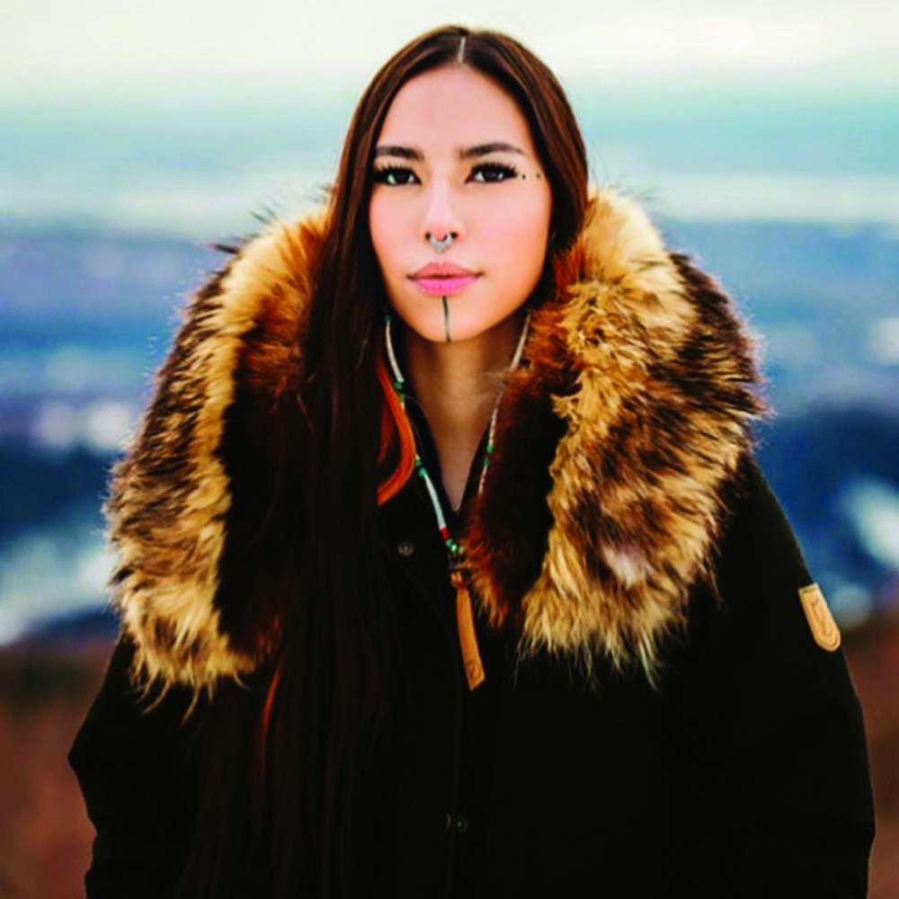 Người mẫu gốc thổ dân Quannah Chasinghorse trở thành ngôi sao ảnh bìa của tạp chí Vogue Mexico số tháng 5/2021 với hình xăm truyền thống trên gương mặt - ẢNH: VOGUE