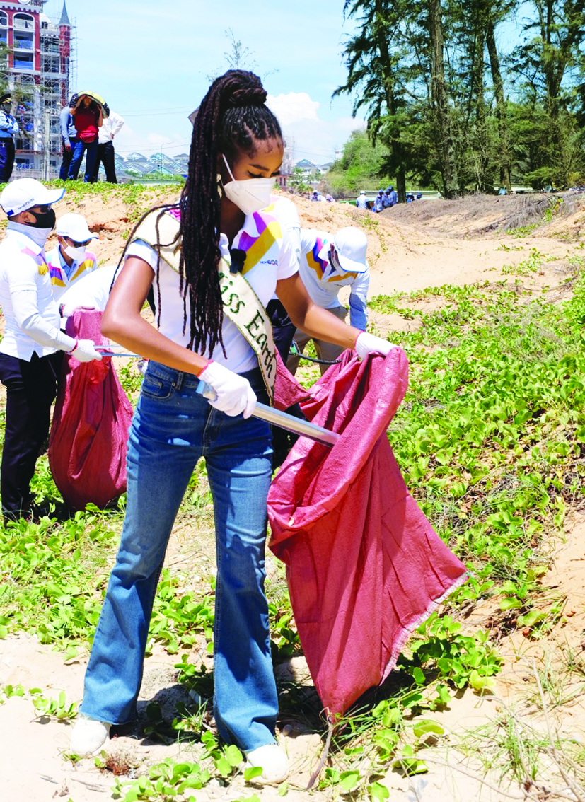 Destiny Wagner tham gia dọn rác ở bờ biển Phan Thiết - ẢNH: THI QUÂN