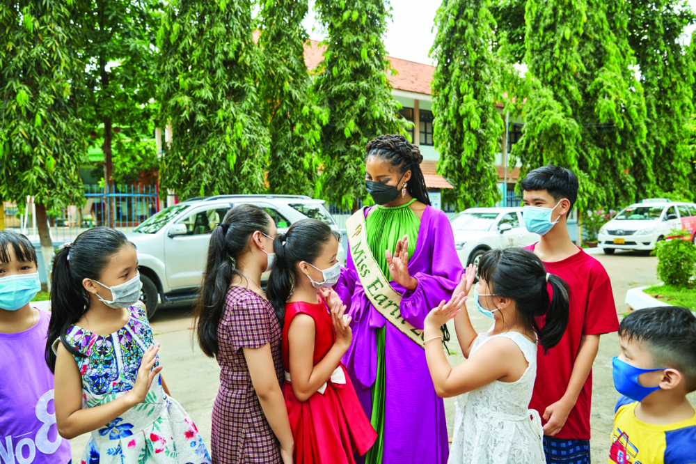 Destiny Wagner thăm Làng trẻ em Gò Vấp - ẢNH: CAO MINH MẪN
