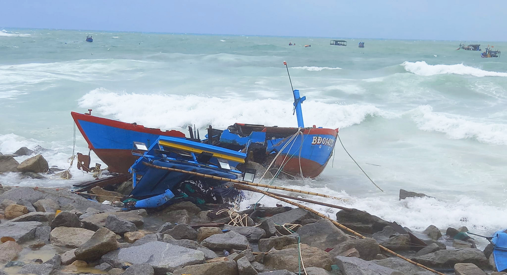 Hàng chục tàu cá bị sóng giật mạnh lật úp, hư hại