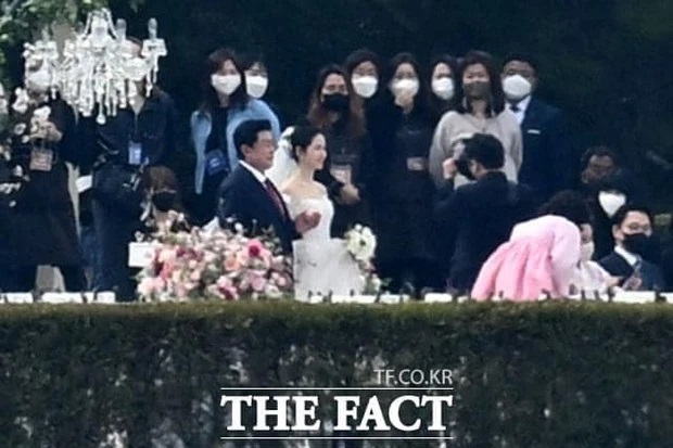 Cơ dâu Son ye Jin cùng bố tập dượt cho hôn lễ.
