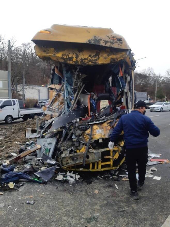 Vụ tai nạn khiến chiếc xe buýt chở đoàn phim hư hỏng nặng.