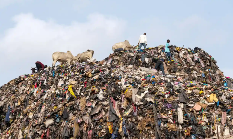 Quần áo đã qua sử dụng nhập khẩu không bán được thối rữa tại một bãi rác ở Accra, Ghana, vào tháng 3