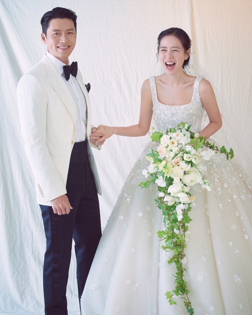Son Ye Jin mỉm cười hạng phúc trong bộ váy cưới hơn nửa tỷ đồng của Elie Saab.
