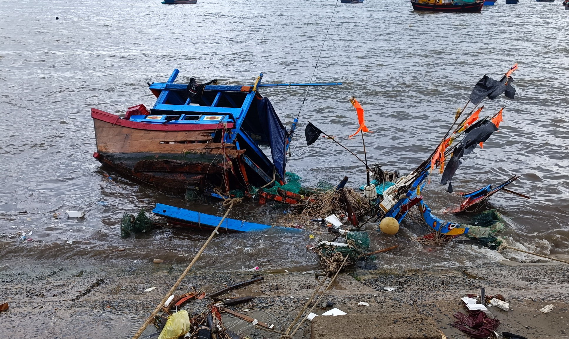 Tàu thuyền của người dân huyện Vạn Ninh, tỉnh Khánh Hòa bị sóng đánh chìm, hư hỏng