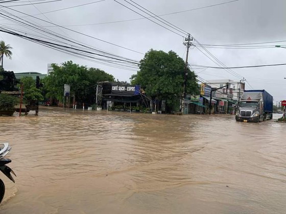 Nhiều tuyến phố ở TP. Quy Nhơn, tỉnh Bình Định bị ngập 