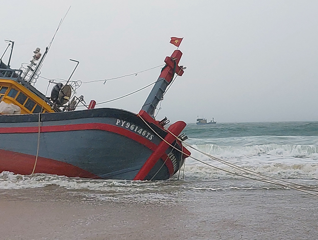 Tàu cá của ngư dân bị triều cường đánh chìm.