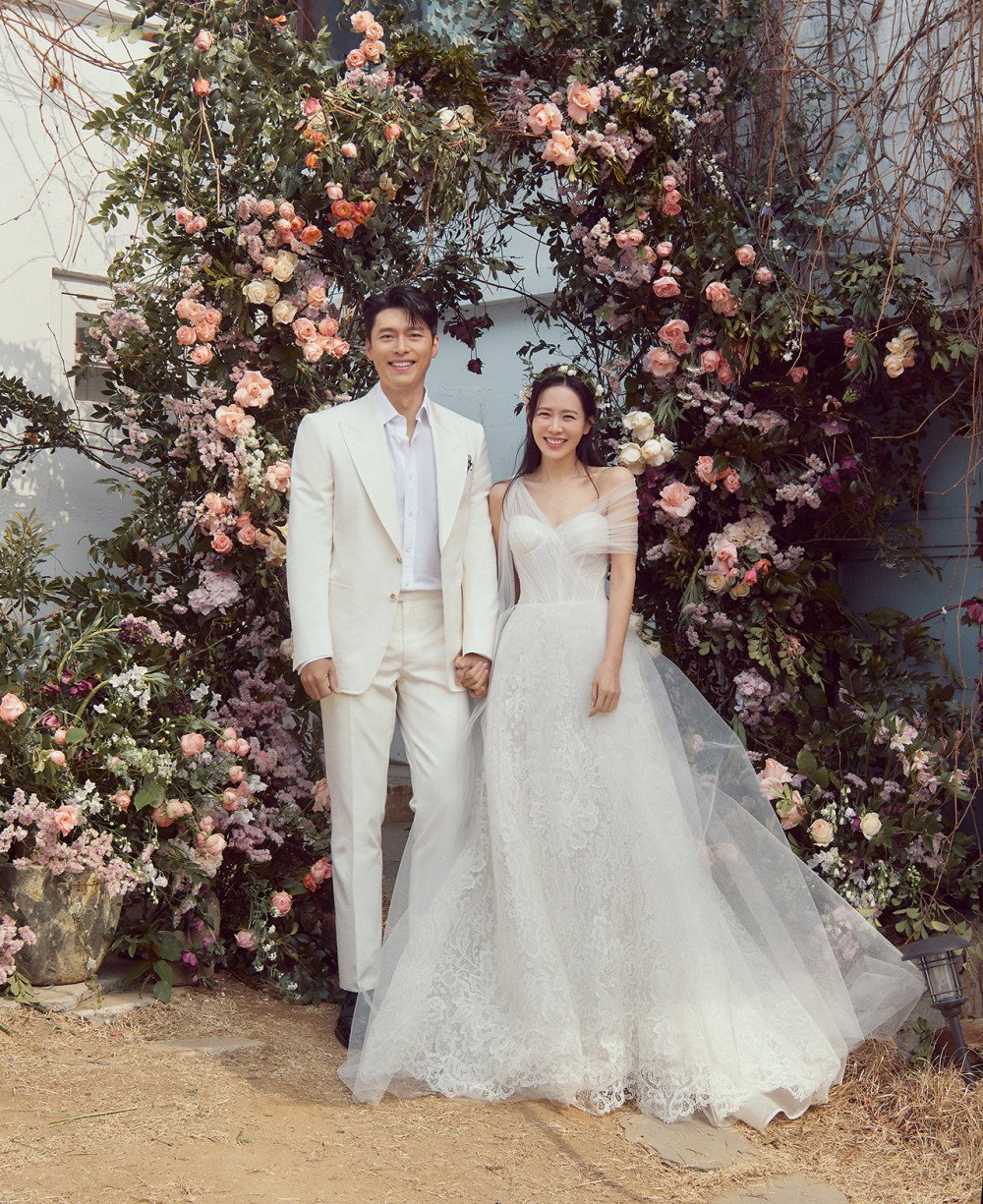 Từ sáng sớm ngày 31/3, mọi sự chú ý của giới truyền thông châu Á đổ đồn vào đám cưới thế kỷ của cặp đôi Son Ye Jin và Hyun Bin.