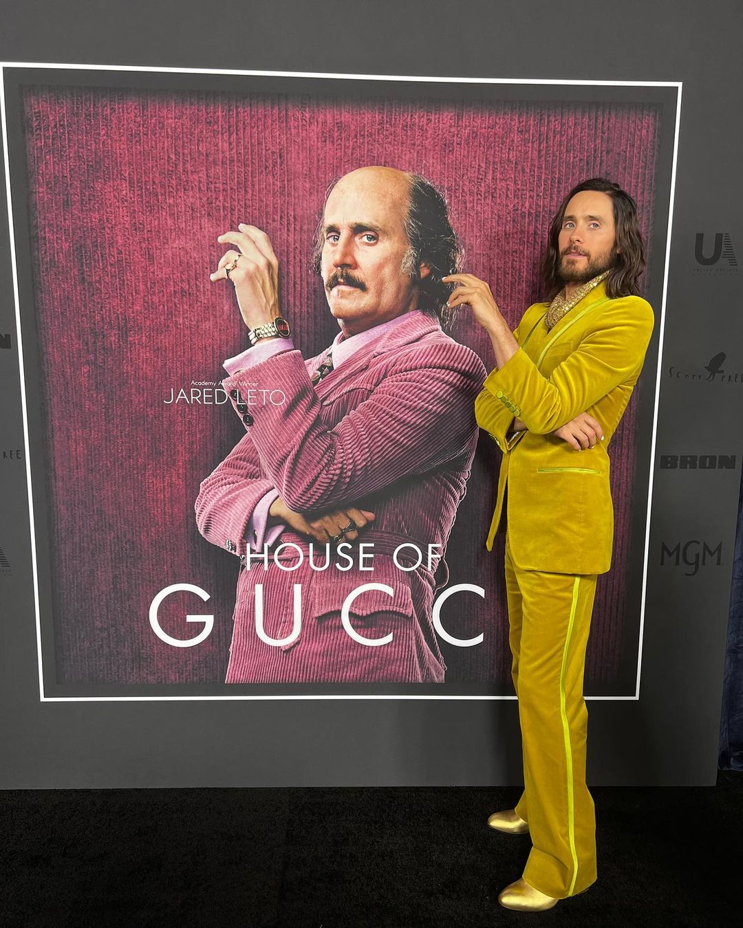Trong “House of Gucci”, Jared Leto tiếp tục rũ bỏ hình ảnh quyến rũ, thời thượng đời thường để hóa thân thành người đàn ông trung niên hói đầu với lối ăn mặc sặc sỡ.