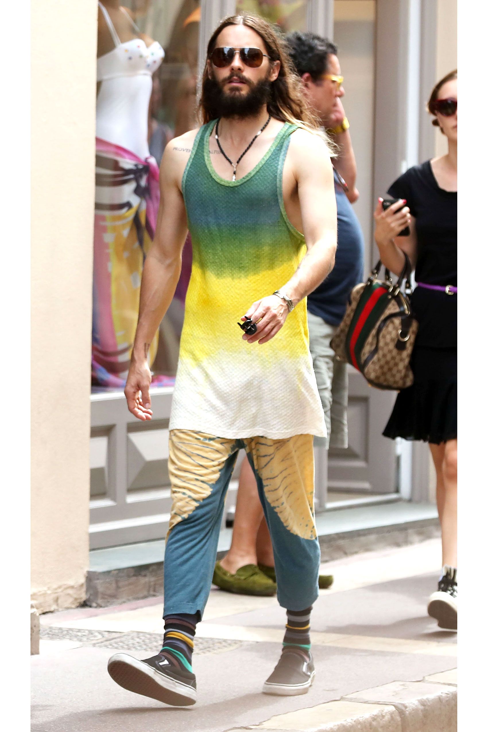 Với thời trang đường phố, Jared Leto cũng chuộng trang phục màu sắc.