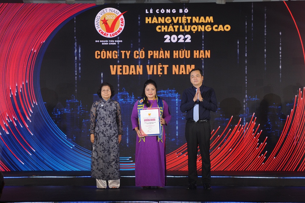 Bà Nguyễn Thu Thủy - Phó giám đốc đối ngoại - đại diện Vedan Việt nam nhận chứng nhận HVNCLC 2022 - Ảnh: Vedan