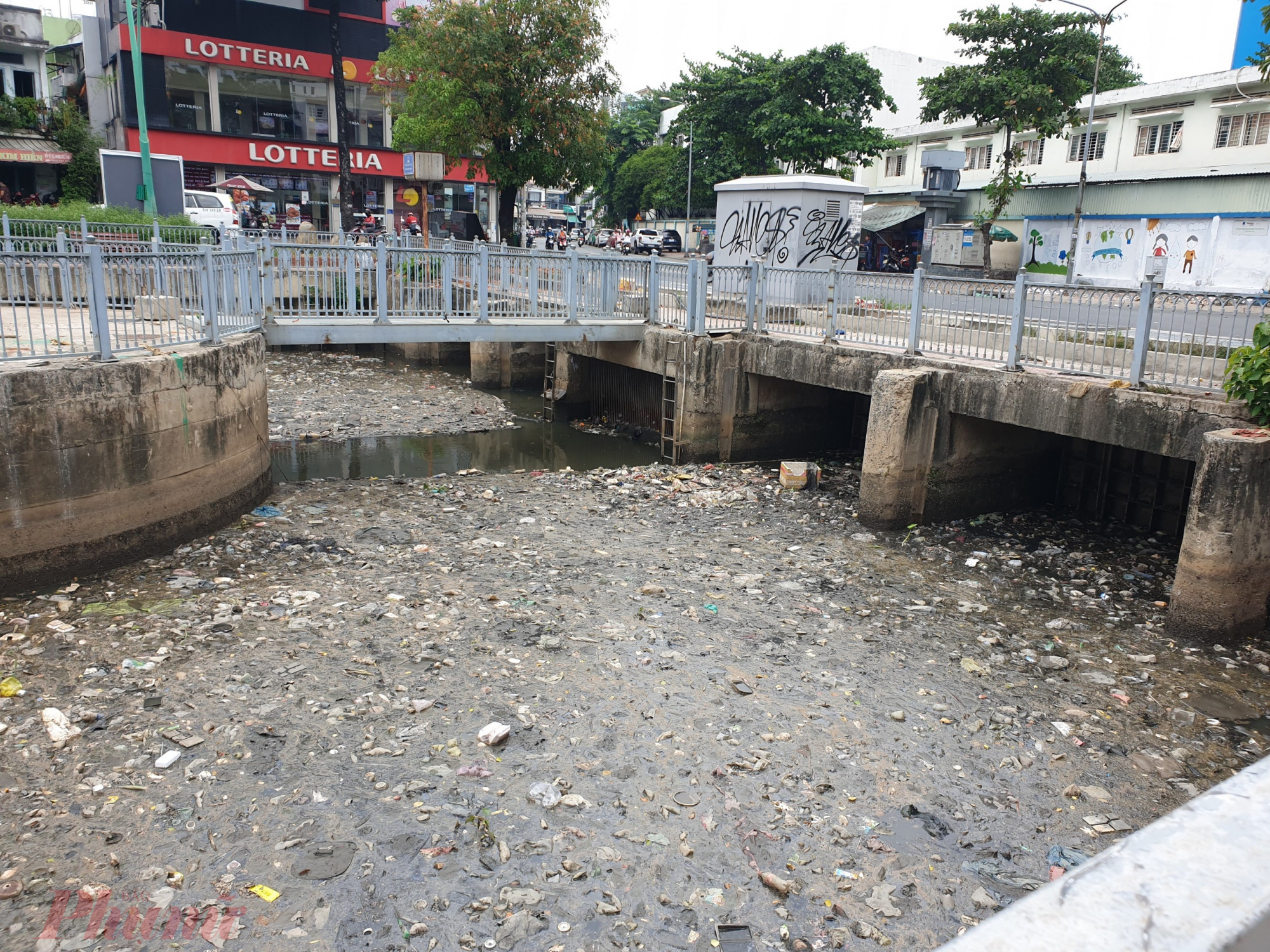 Ngày 31/3, đoạn đầu kênh Nhiêu Lộc- Thị Nghè đoạn qua địa bàn quận Tân Bình và quận 3 xuất hiện tình trạng rác thải xếp dày đặc mặt kênh.