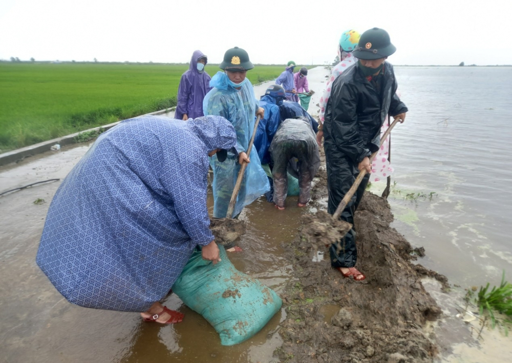  Chiều ngày 1/4, do ảnh hưởng của mưa lớn kéo dài nên một số xã trên địa bàn huyện Phú Lộc, tỉnh Thừa Thiên Huế bị nước dâng, làm ảnh hưởng nghiêm trọng đến hàng trăm hecta lúa. 