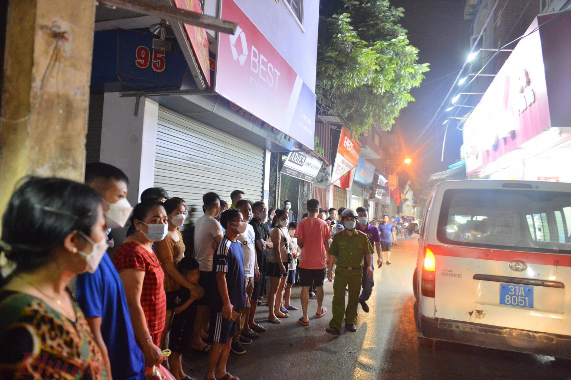 22h40 đêm ngày 31/3, lực lượng chức năng đã đưa thi thể nạn nhân tử vong ra xe cứu thương rời khỏi hiện trường.