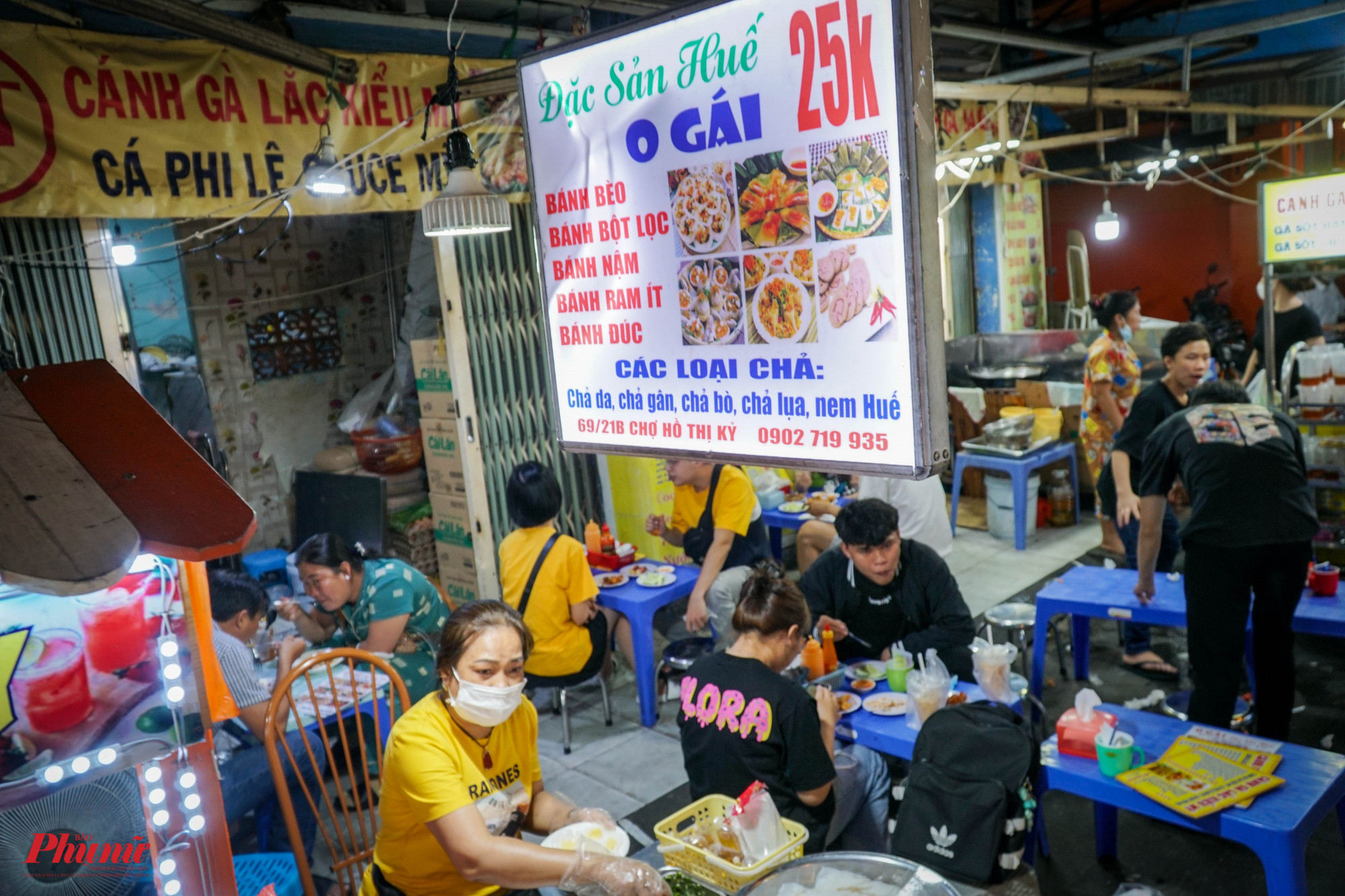 Các món ăn đặc trưng vùng miền tại Việt Nam cũng được bày bán tại chợ