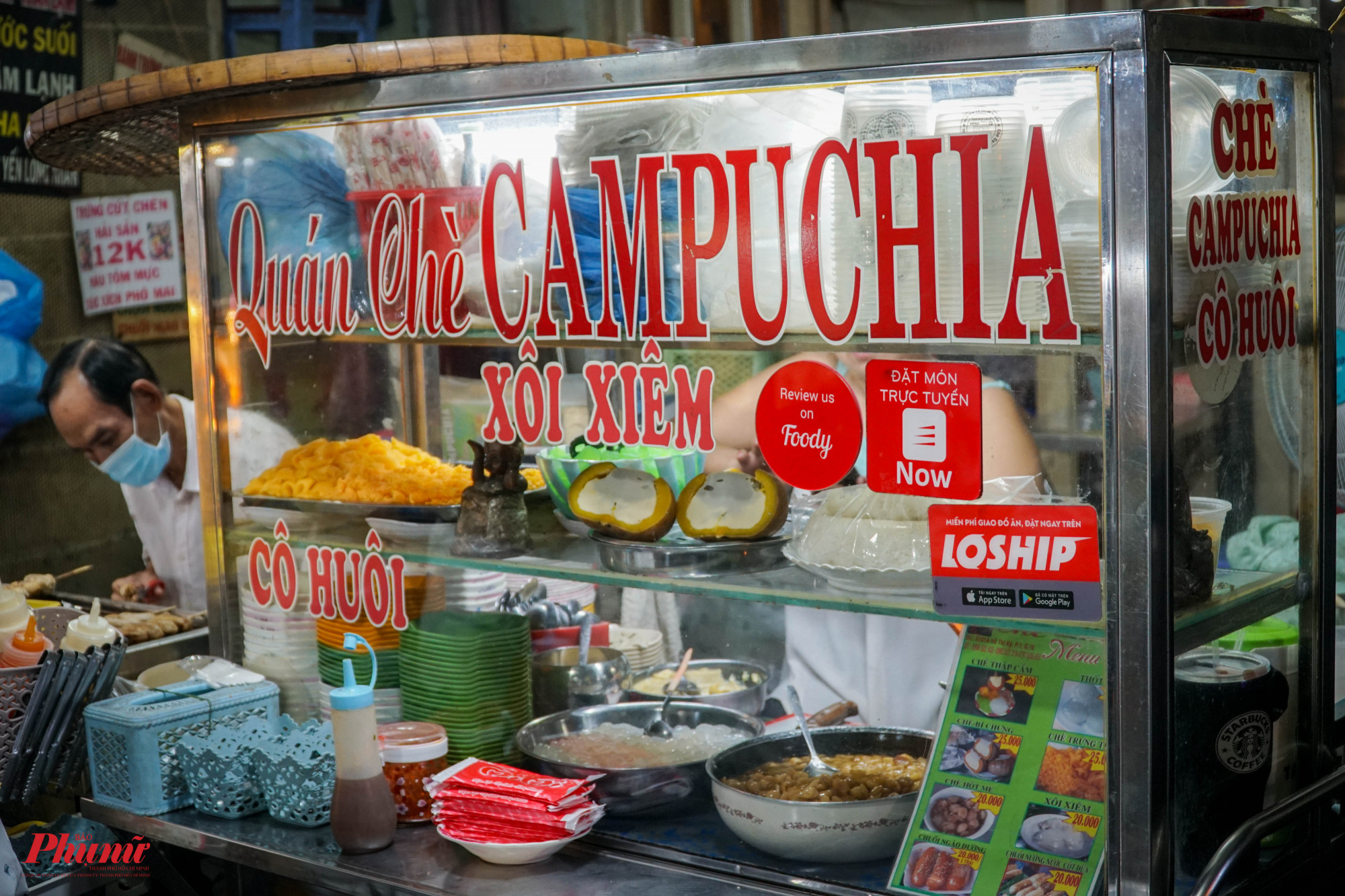 Đầu tiên là món Chè Campuchia nổi tiếng tại chờ Hồ Thị Kỷ, được biết, món này có nguồn gốc từ những người Campuchia qua Chợ Lớn định cư, rồi ở đây buôn bán, giữ lại món chè đến tận ngày hôm nay