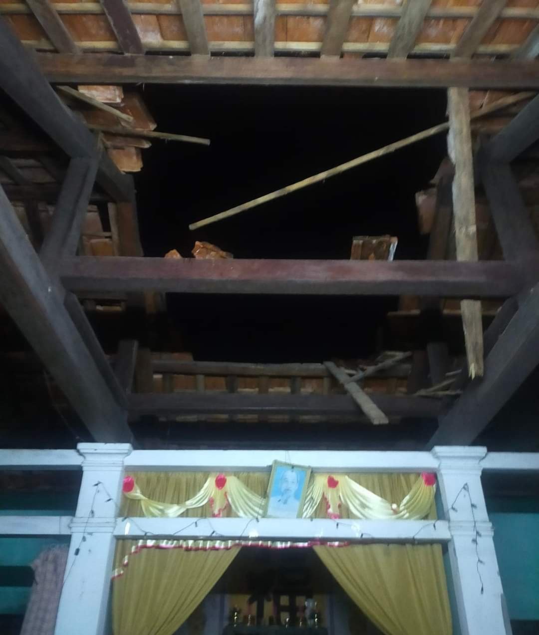 Ngôi nhà ở Tiểu khu 4, thị trấn Ái Tử, huyện Triệu Phong, Quảng Trị bị tốc mái